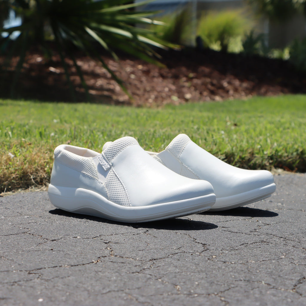 Duette True White sport rocker professional shoe on a lightweight responsive polyurethane outsole. DUE-7472_S1X