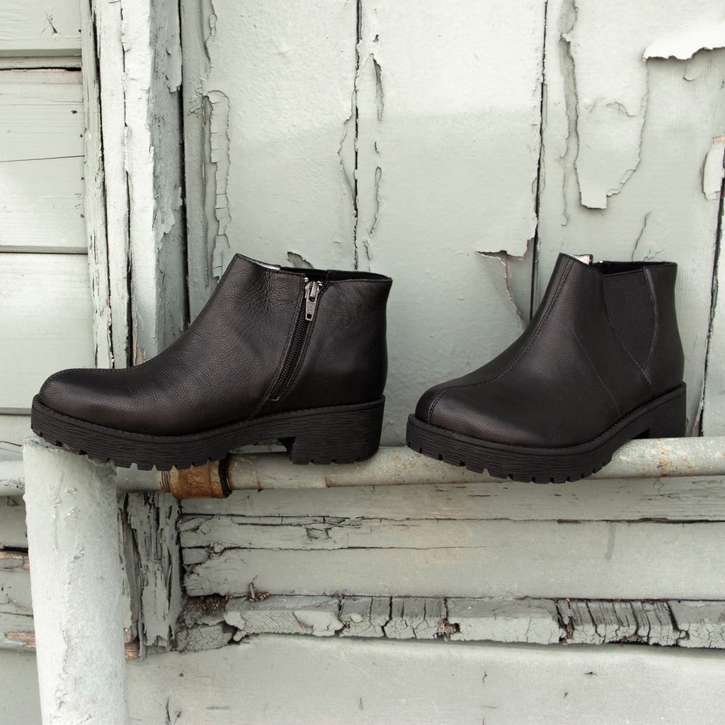 Shayne Black boot with rugged lug inspired outsole- SHA-601_S1A