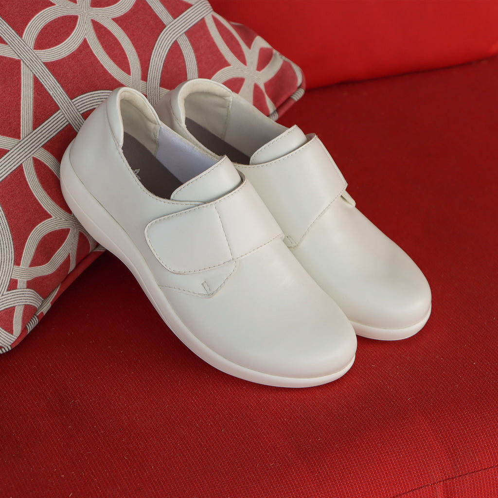 Spright True White sport rocker shoe with a vegan upper and lightweight responsive outsole. SPR-7472_S1X