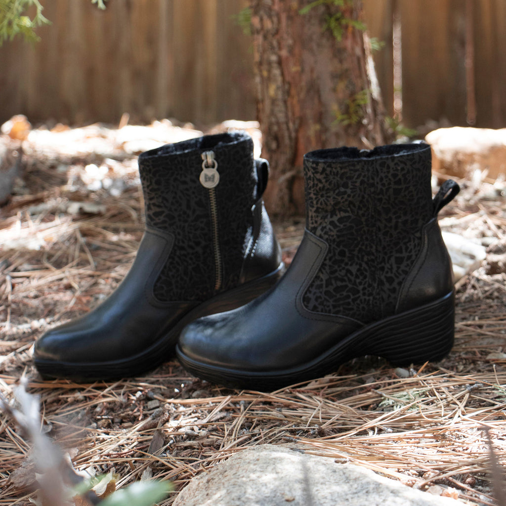 Scarlett Black Boot with a sherpa lining on a wood look wedge outsole - SCA-601_S2