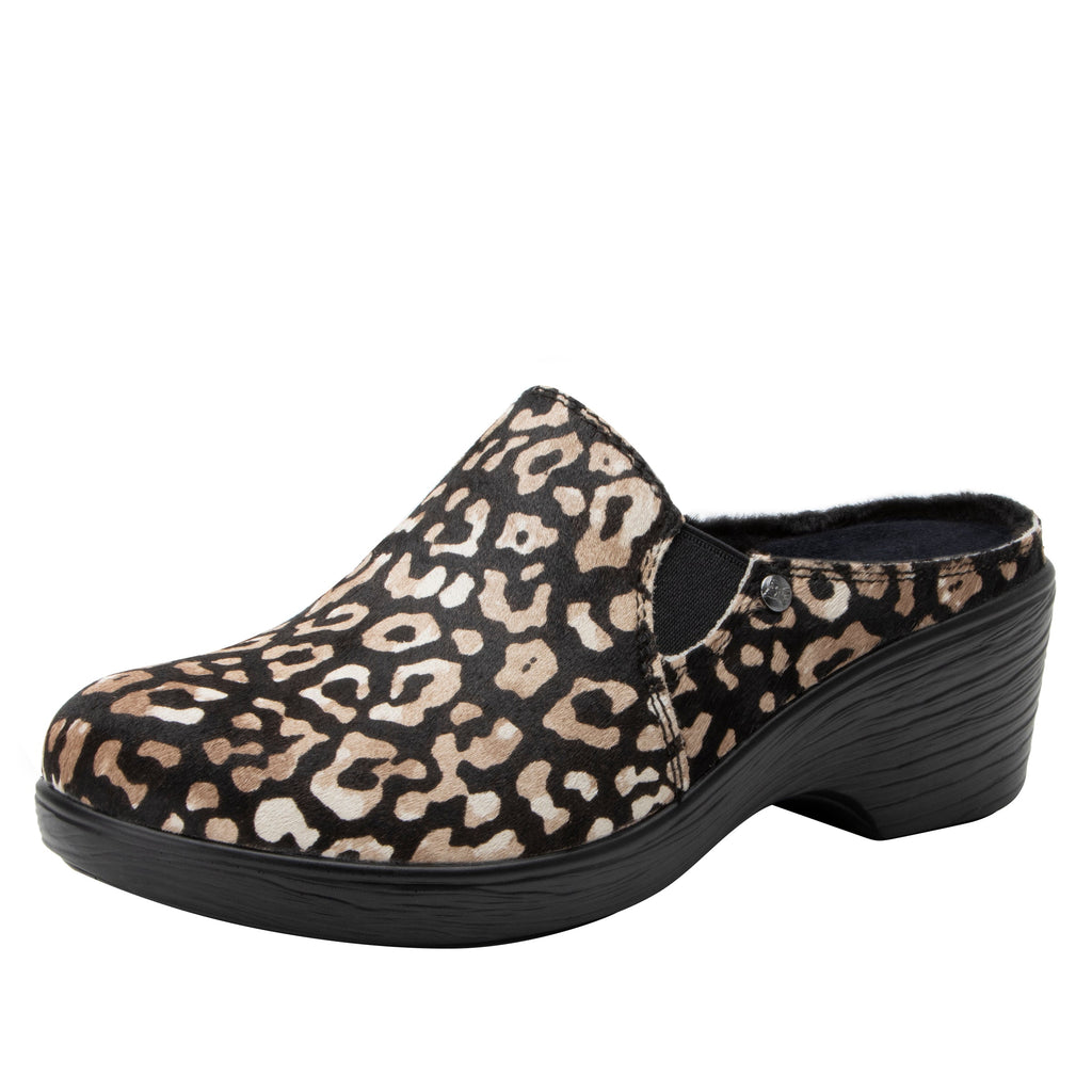Sereniti Luxe Tundra clog on a wood look wedge outsole - SER-7605_S1