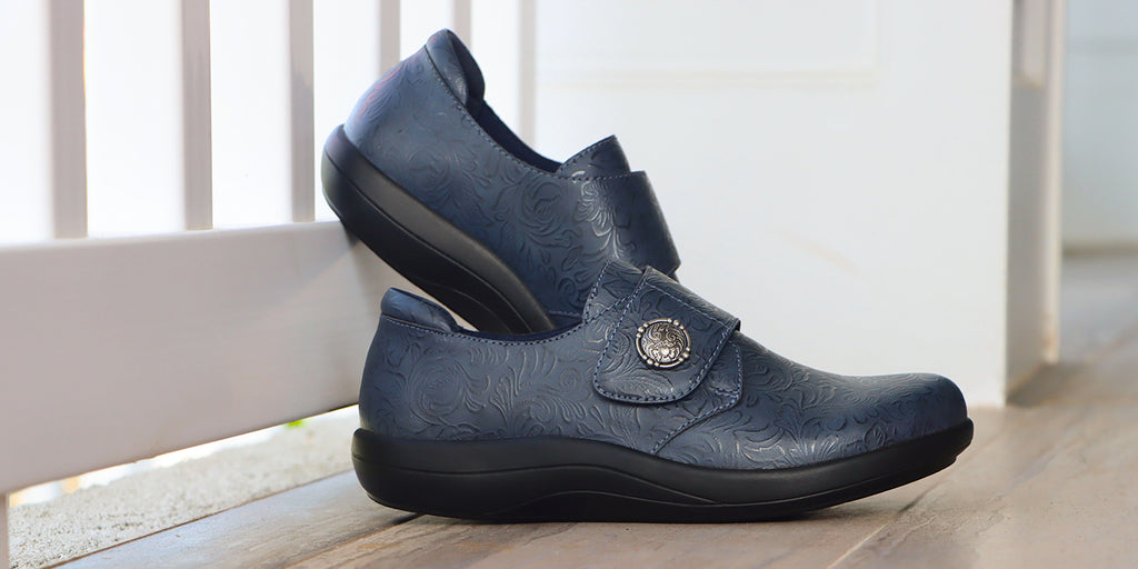 Get ready to step lightly in this adjustable hook-and-loop strap casual shoe. SPR-7475-AGED SKIES