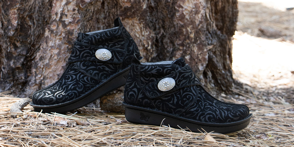 The Caiti is a casual ankle boot on the mini outsole, along with hand stitching and a detailed buckle. CAT-7589-DELUXE