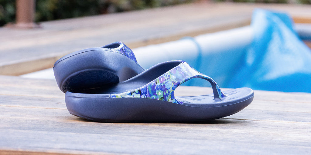 Featured in a floral Poppy Pop Blue colorway on RecoverMe™ technology that aids in relieving tension in the feet while giving a responsive bounce in every step. ODE-6156 