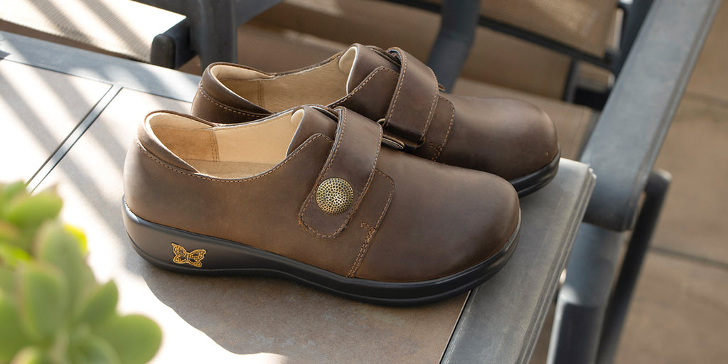 The Joleen is a classic oxford with a simple, adjustable hook and loop closure across the vamp. JOL-7412 OILED BROWN