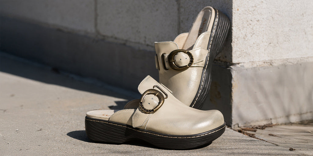 Osmosis Gold Cream clog with woodlook rocker outsole