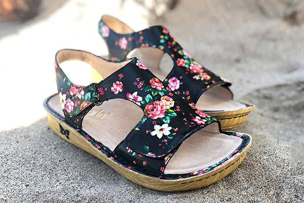 Viki sandal on a mini outsole with adjustable hook-and-loop closures. 