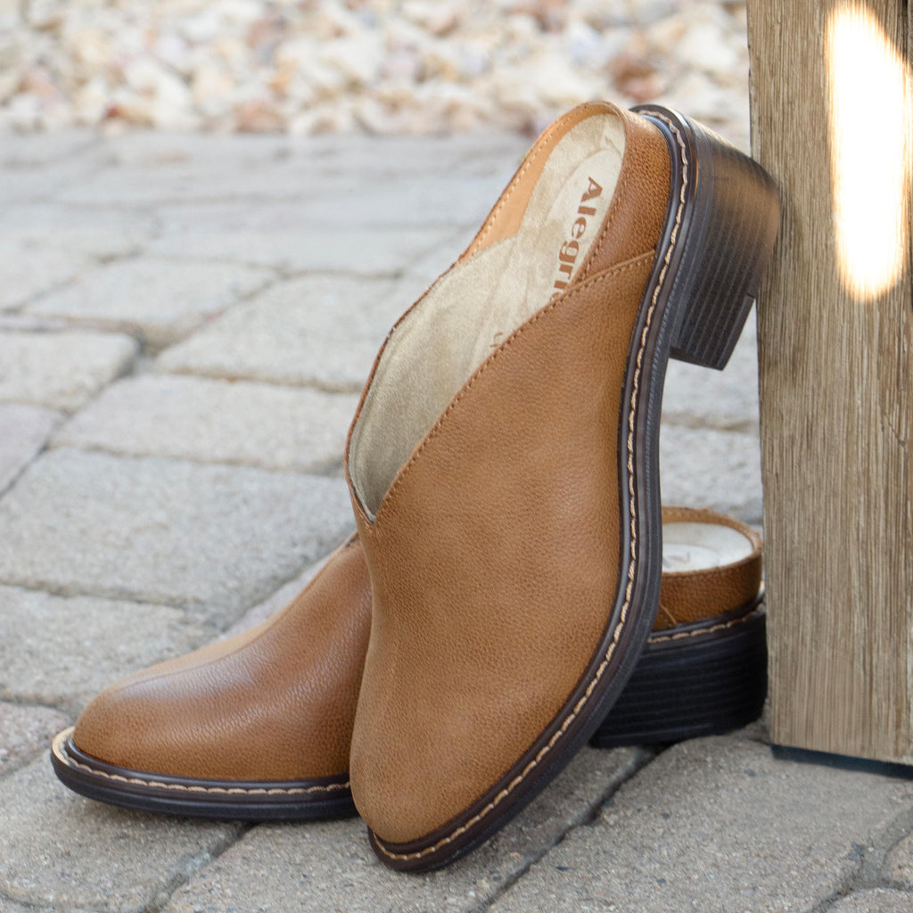 Michy Maple Shoe on a Trimform heel outsole| Tan leather slip on shoe.