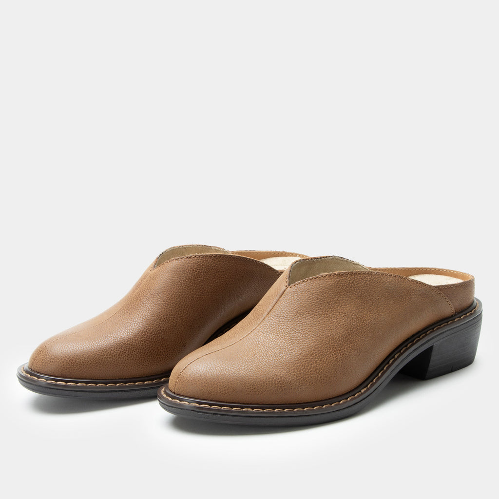 Michy Maple Shoe on a Trimform heel outsole| Tan leather slip on shoe.