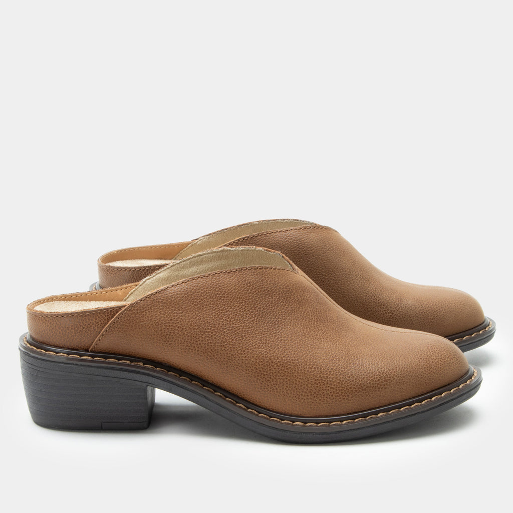 Michy Maple Shoe on a Trimform heel outsole| Tan leather slip on shoe.