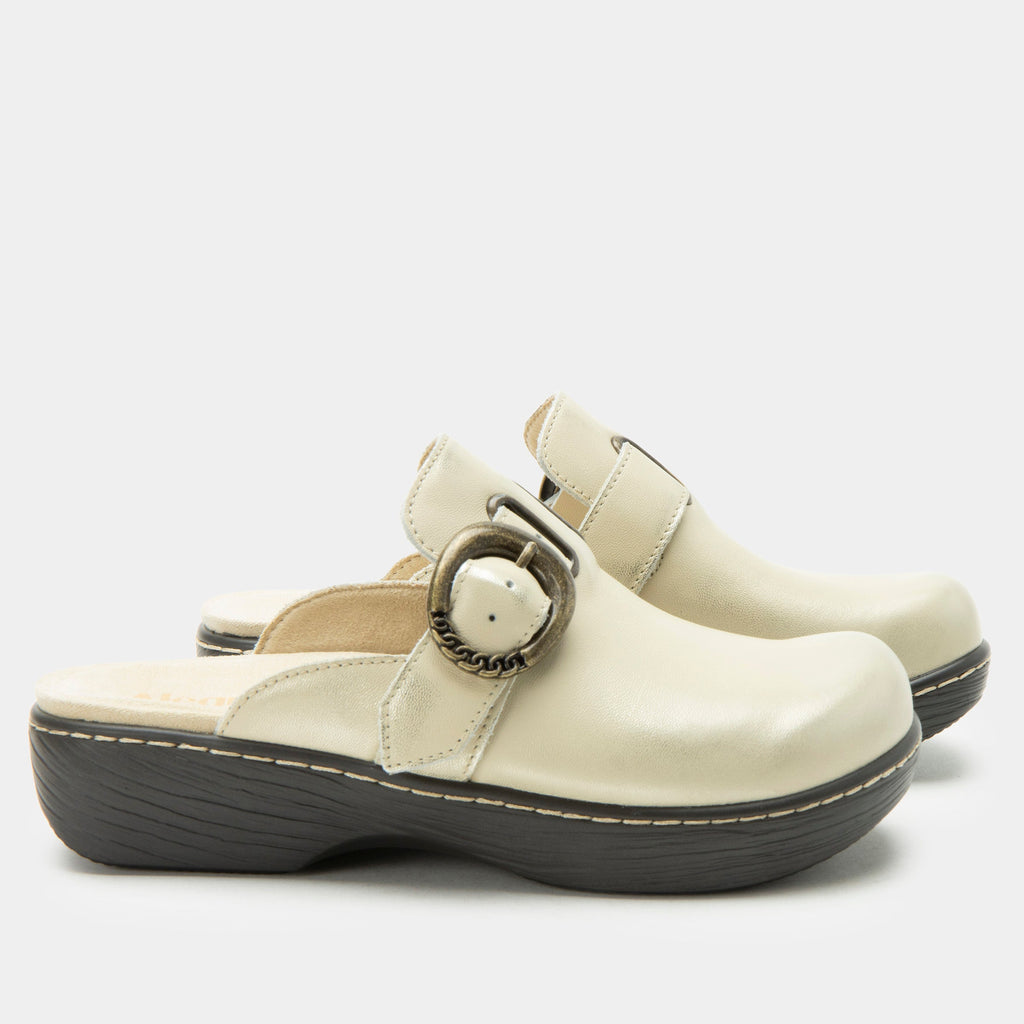 Osmosis Gold Cream Shoe | Alegria Shoes
