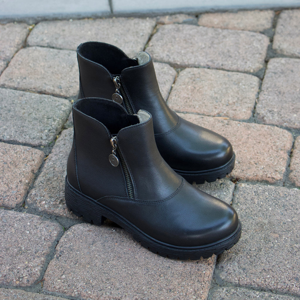 Rorie Black Bird leather boot on a Luxe Lug outsole 