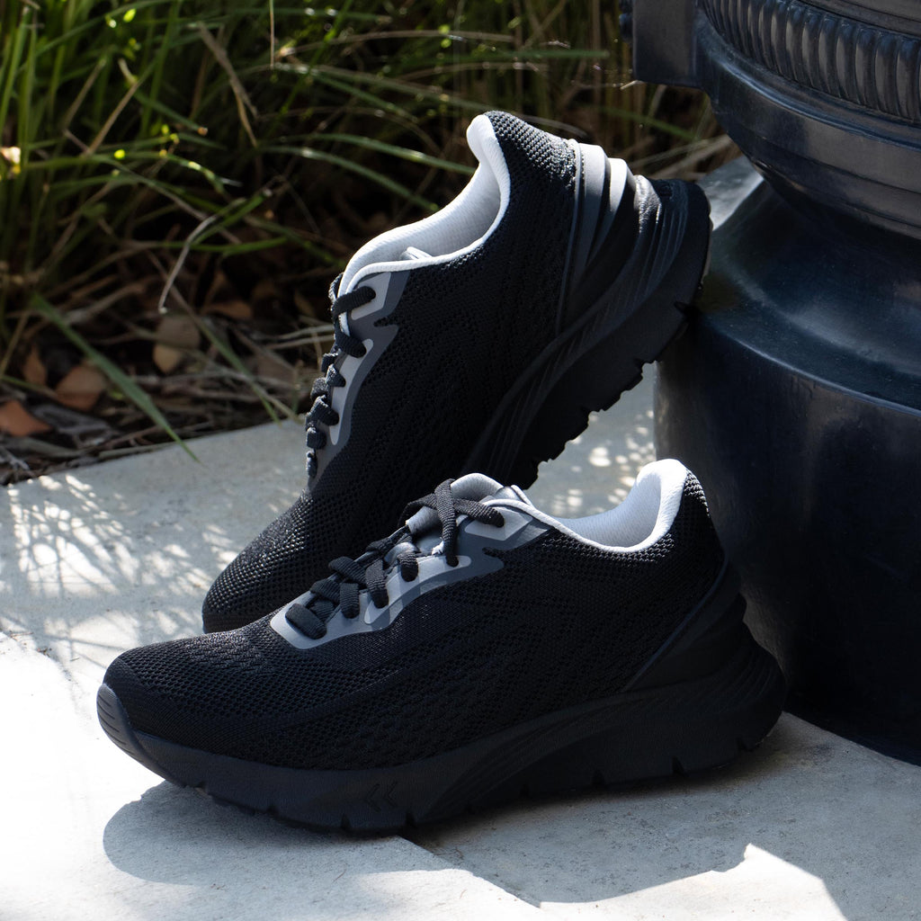 Rize Onyx shoe on a lightweight EVA Rebounce outsole| Lace up black shoe with Dream Fit knit uppers.