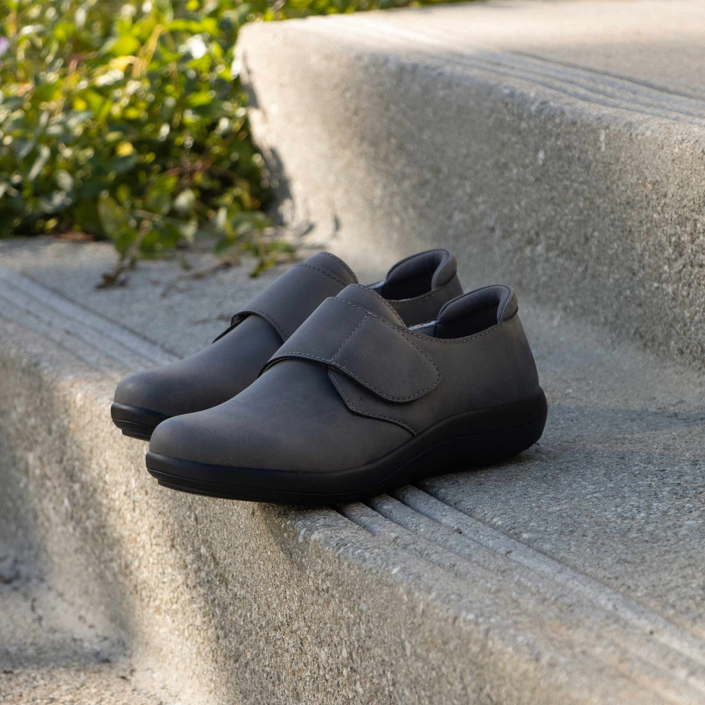 Spright Graphite Nubuck sport rocker shoe with a vegan upper and lightweight responsive outsole. SPR-7477