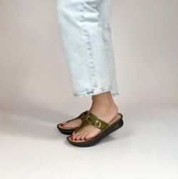 Kennedi Oliva sandal on the Classic rocker outsole | Alegria Shoes