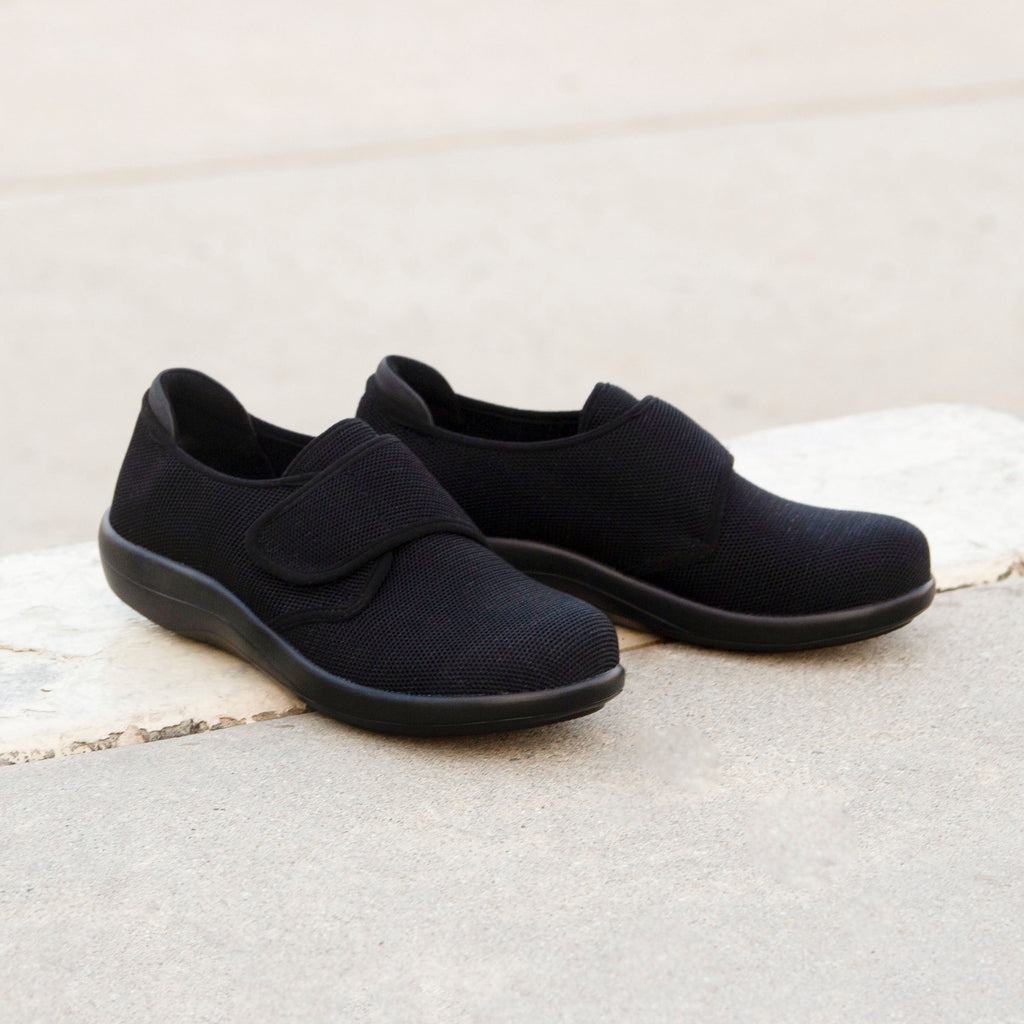 Spright Black sport rocker Dream Fit™ knit upper shoe with lightweight responsive outsole. SPR-601_S2