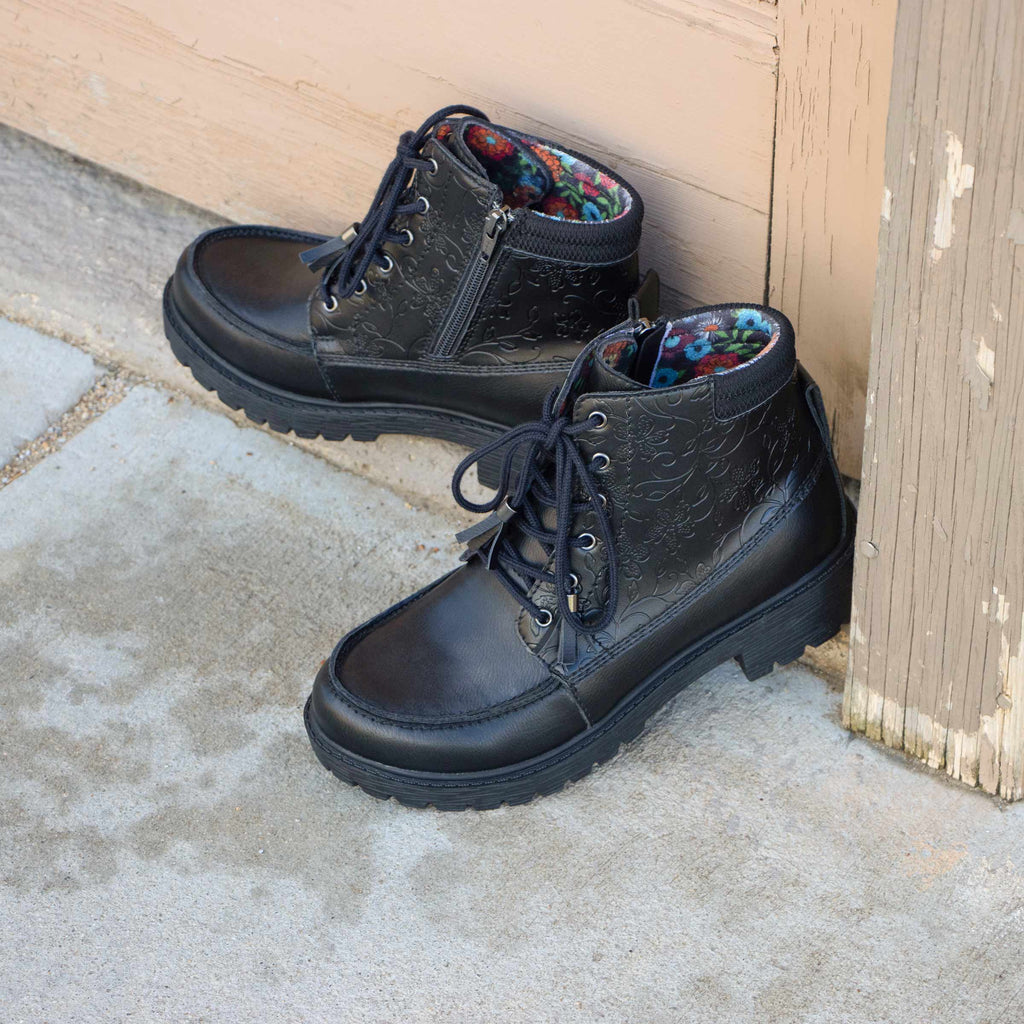 Chevon Embloom Black Boot | Alegria Shoes