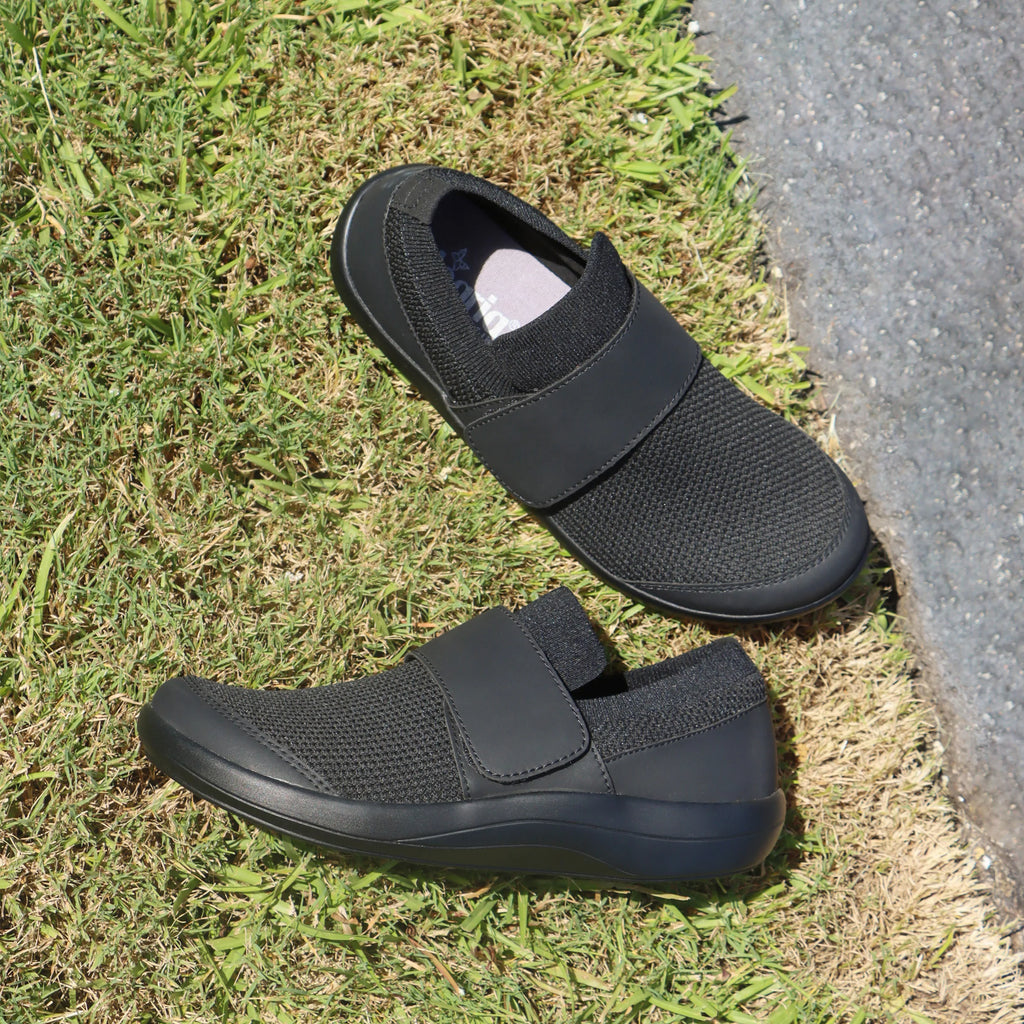 Dasher Black Out shoe with a Dream Fit® knitted upper and lightweight responsive sport rocker outsole. DSH-5002_S2