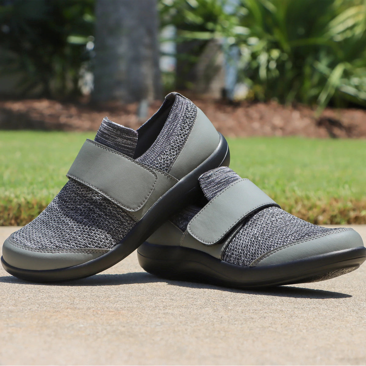Dasher Charcoal Shoe | Alegria Shoes