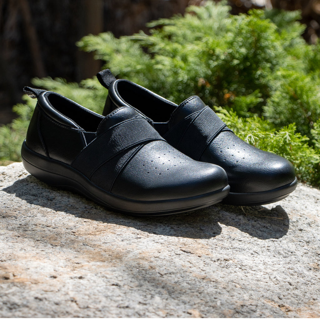 Savvie Black Smooth professional shoe with lightweight responsive outsole. SAV-7604_S2