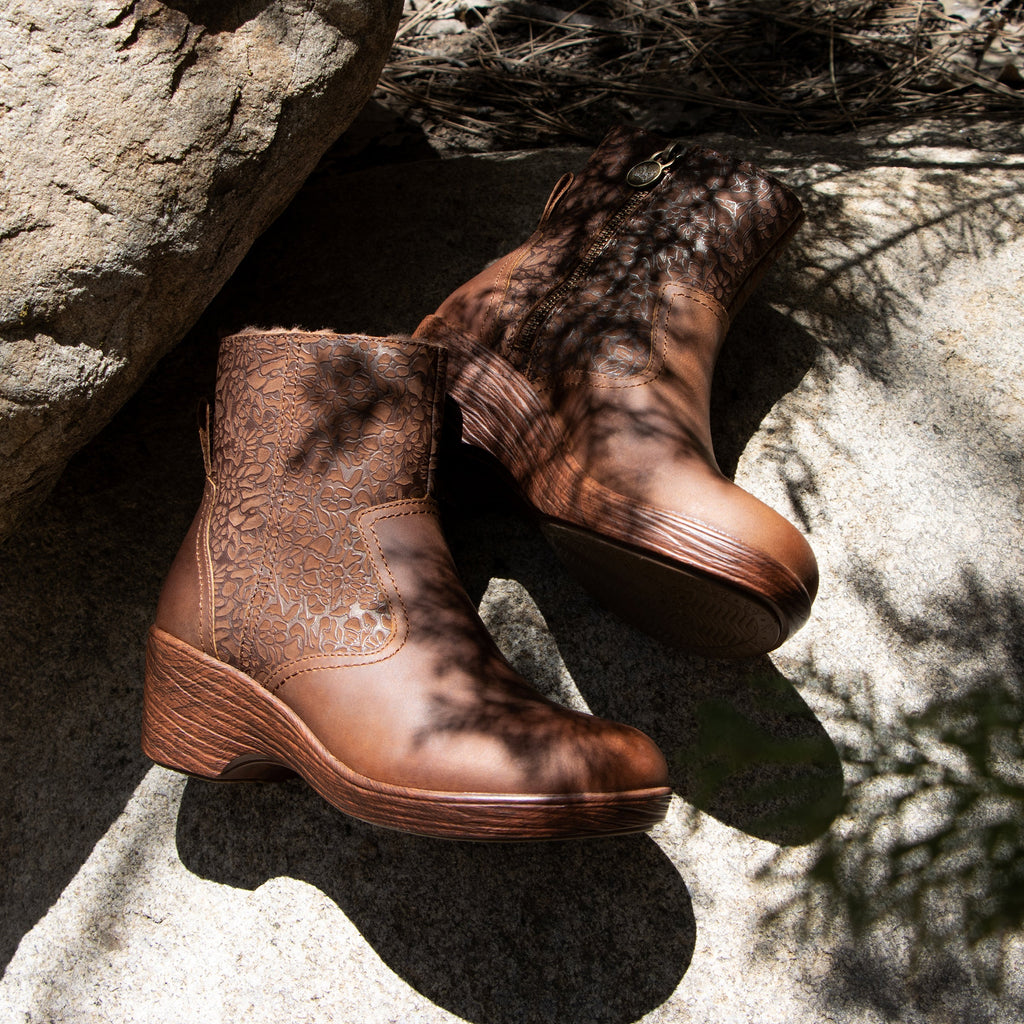 Scarlett Tawny Boot with a sherpa lining on a wood look wedge outsole - SCA-644_S2
