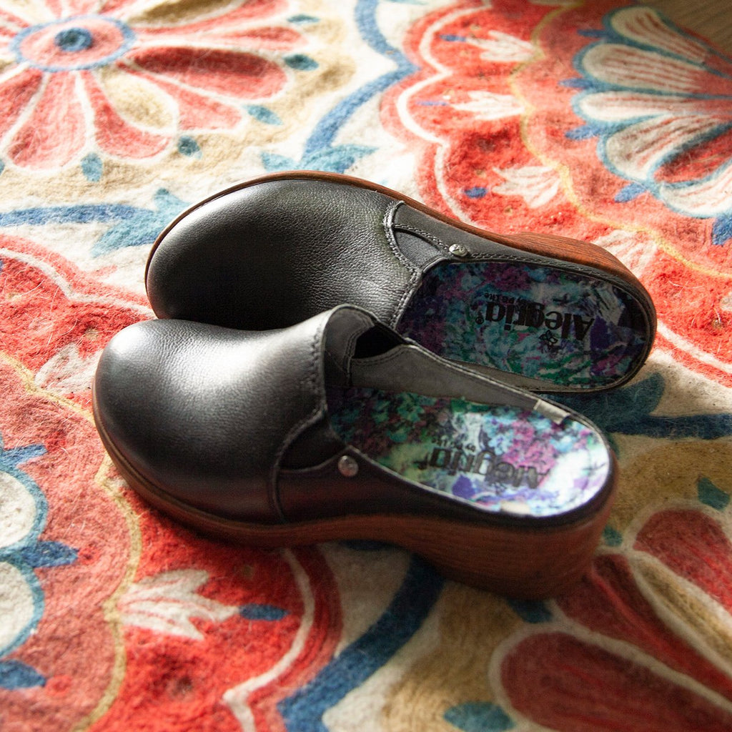 Serenity Obsidian clog on a wood look wedge outsole - SER-7741_S2