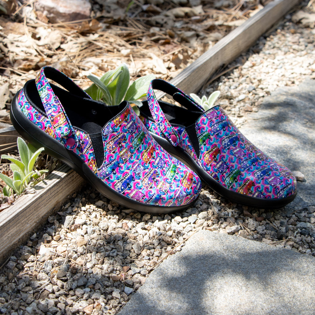 Skillz Trippy Bus sport rocker a convertible slingback clog with a lightweight responsive outsole. SKI-7601_S2