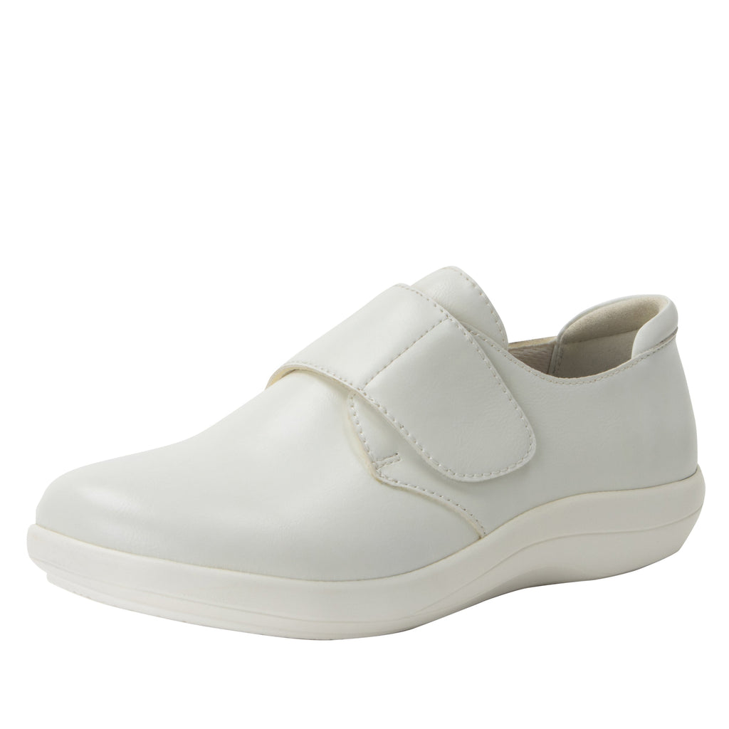 Spright True White sport rocker shoe with a vegan upper and lightweight responsive outsole. SPR-7472_S1