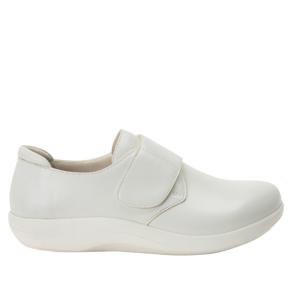 Spright True White sport rocker shoe with a vegan upper and lightweight responsive outsole. SPR-7472_S2