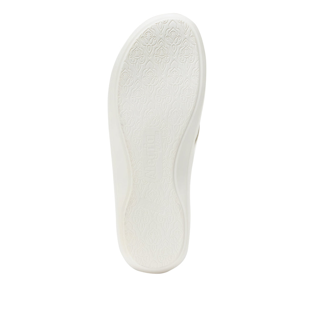 Spright True White sport rocker shoe with a vegan upper and lightweight responsive outsole. SPR-7472_S5