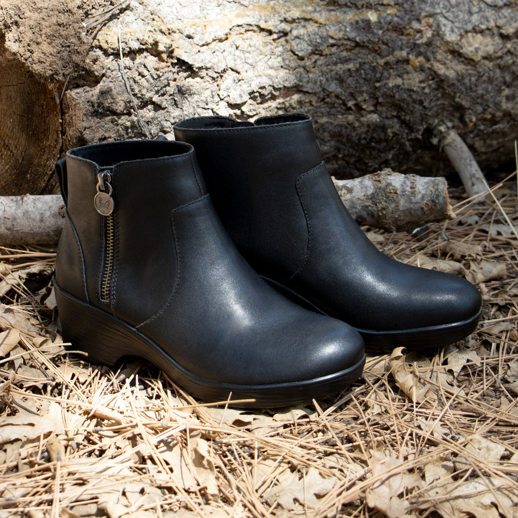 Serina Black Boot with an outside zipper on a wood look wedge outsole - SRI-601_S2